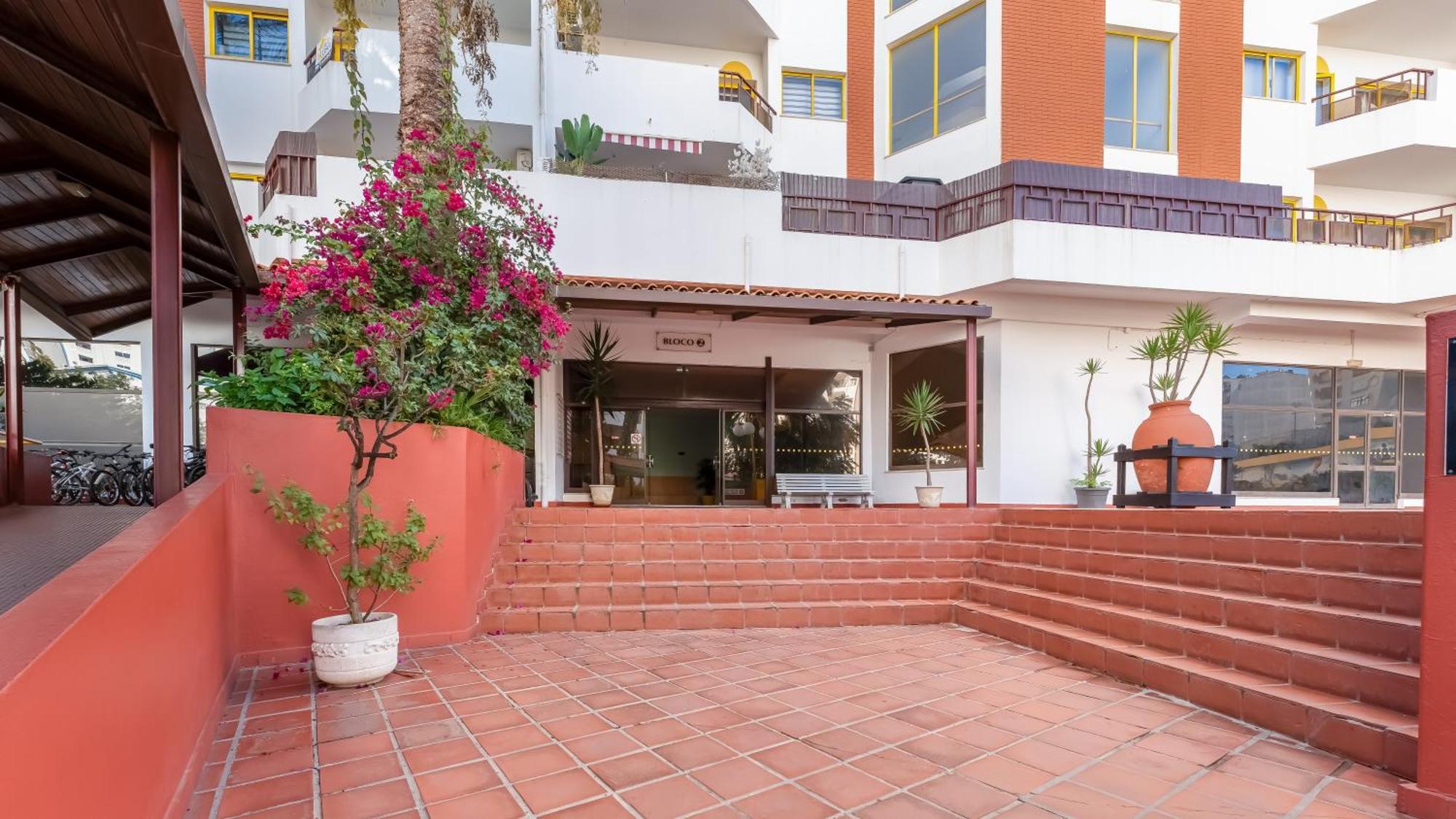 Red Velvet 1 Bdr Flat With Balcony By Lovelystay Portimão Esterno foto
